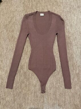 Abercrombie & Fitch Ribbed Long Sleeve Scoop Neck Bodysuit - Mauve